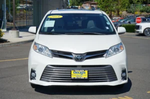 Used 2018 Toyota Sienna XLE for sale in Lynnwood, WA — photo 2