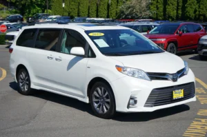 Used 2018 Toyota Sienna XLE for sale in Lynnwood, WA — photo 3